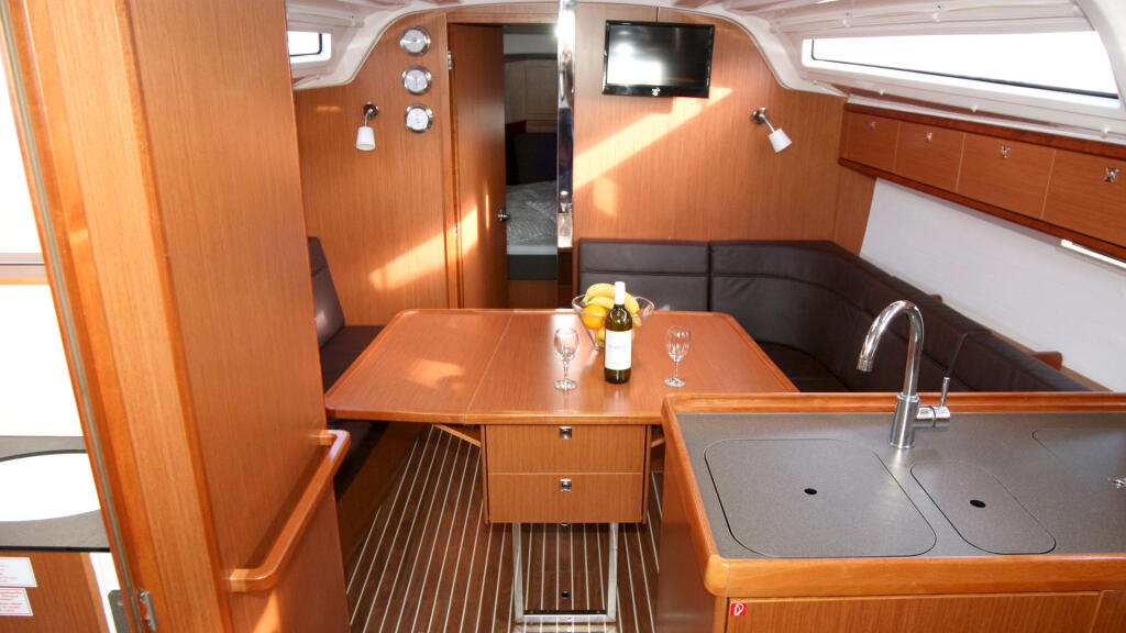 Sailing yacht 