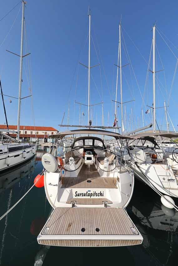 Sailing yacht 