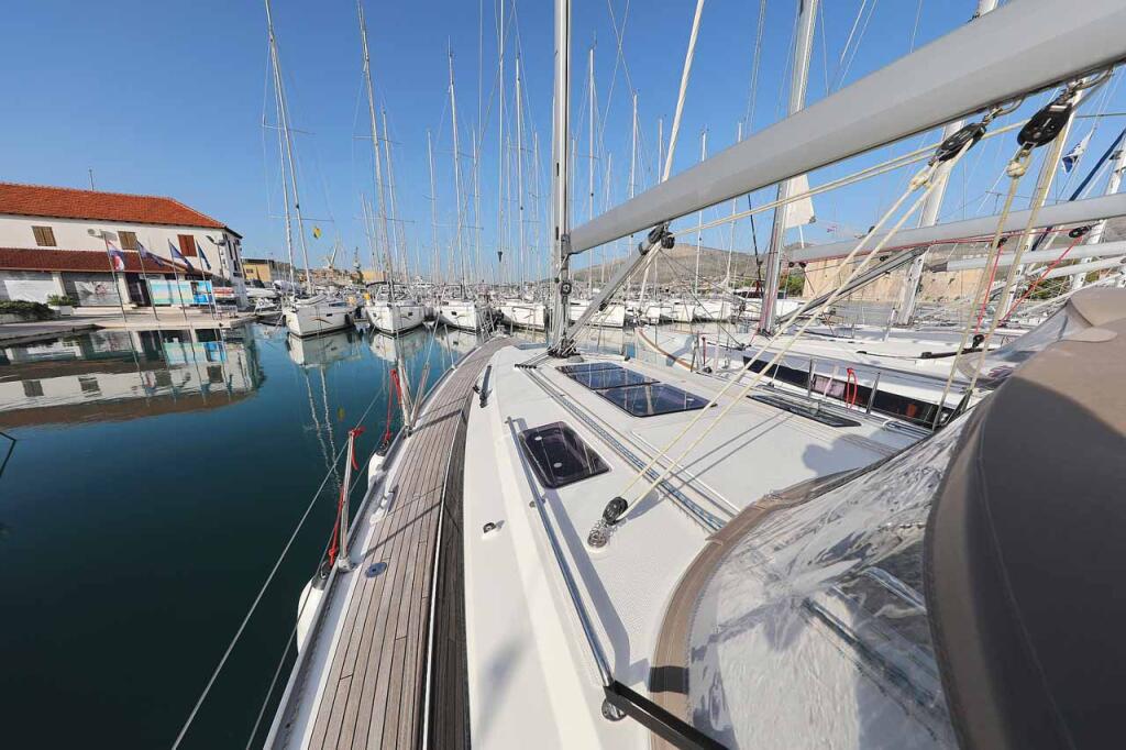 Sailing yacht 