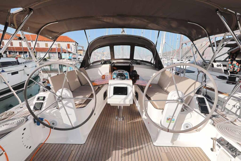 Sailing yacht 