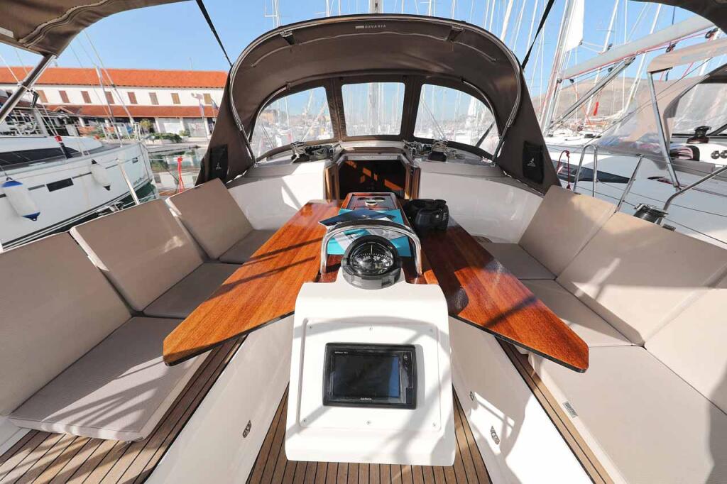 Sailing yacht 