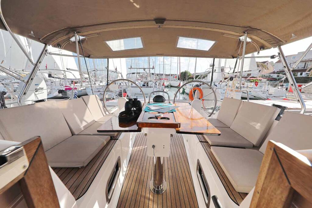 Sailing yacht 