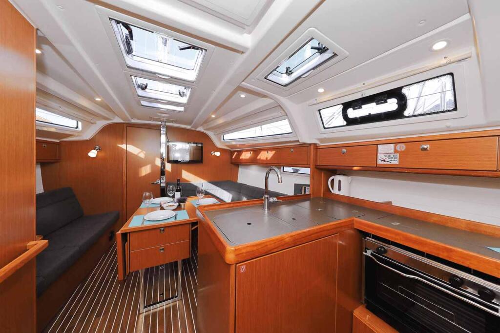 Sailing yacht 