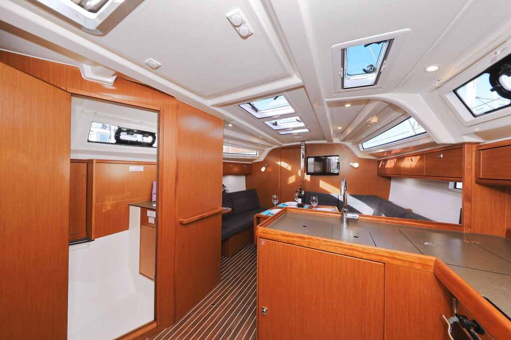 Sailing yacht 