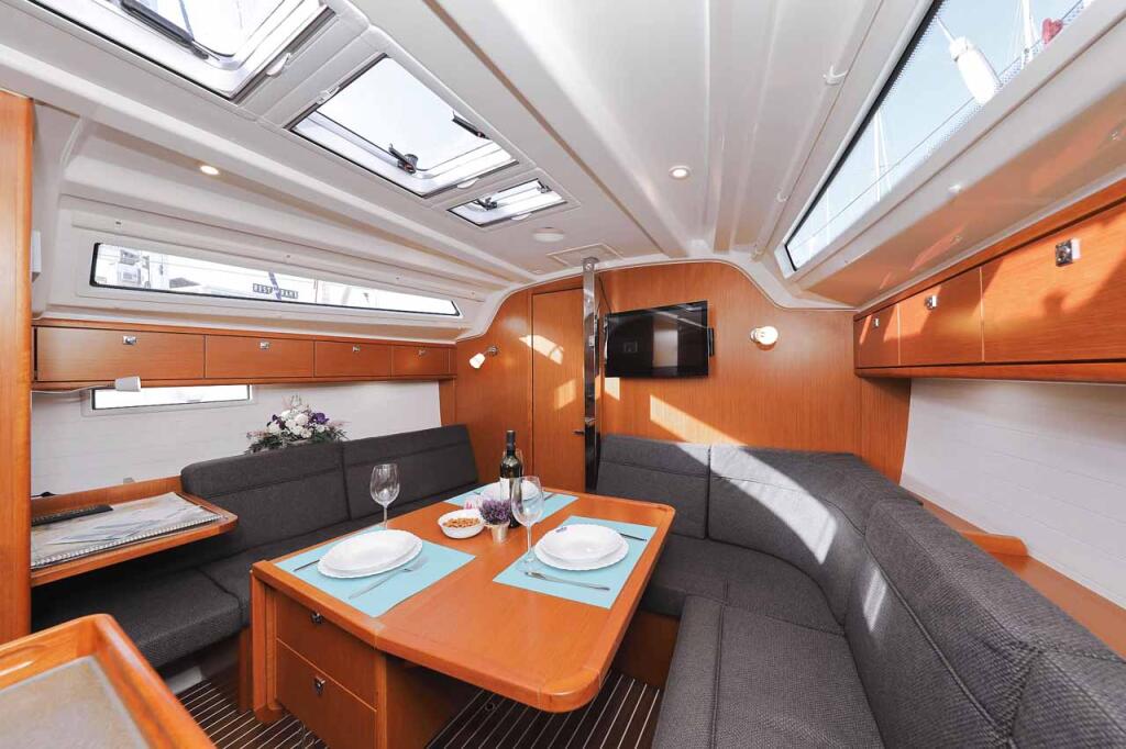 Sailing yacht 