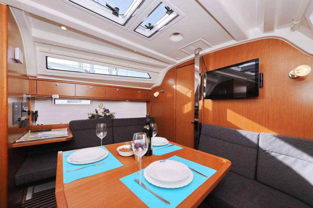 Sailing yacht 