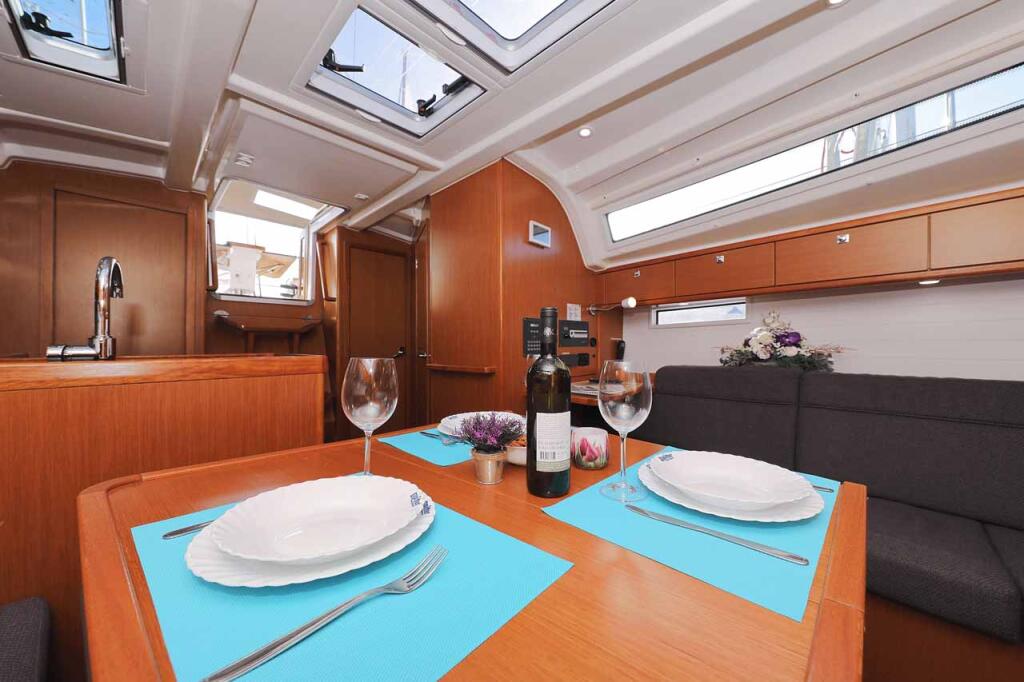 Sailing yacht 