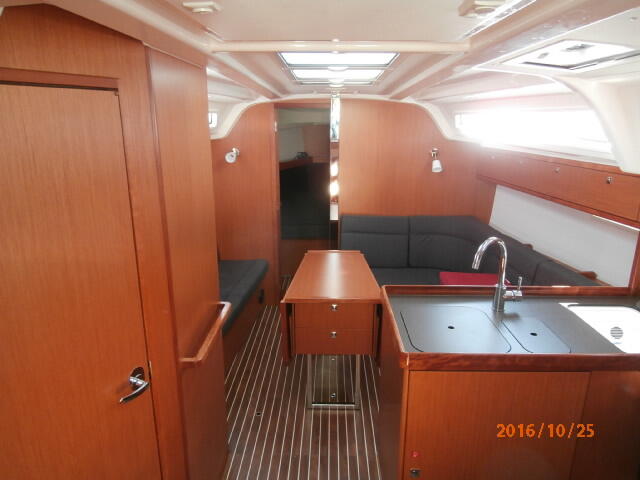 Sailing yacht 
