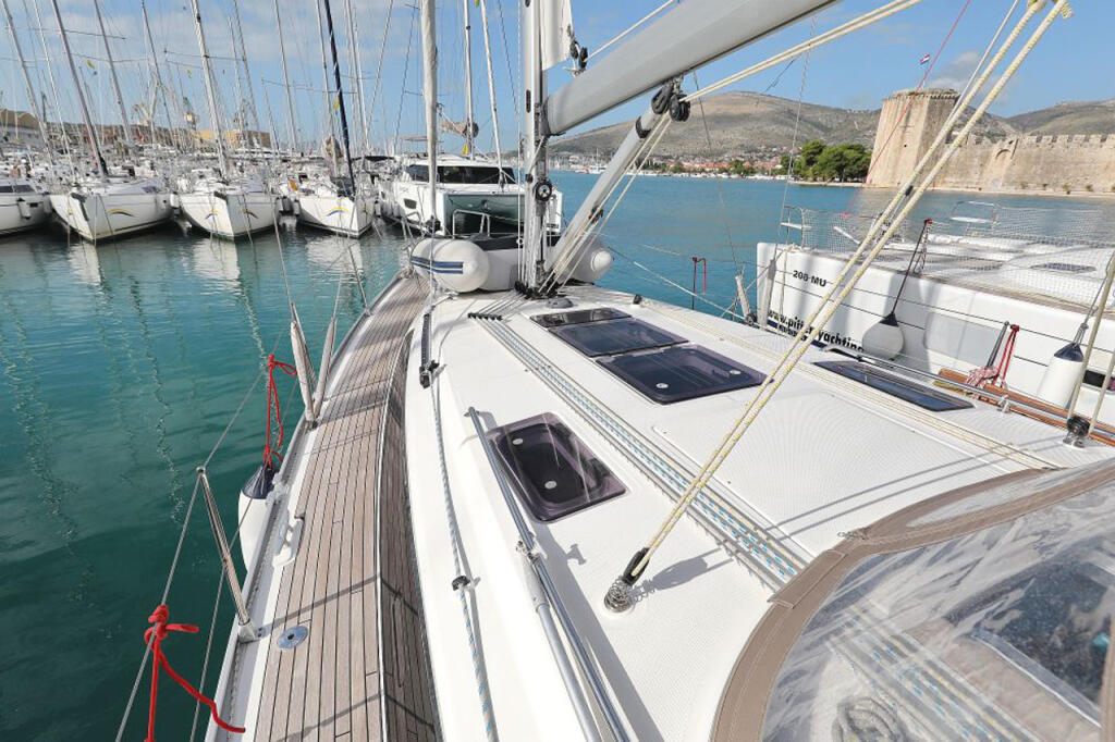 Sailing yacht 