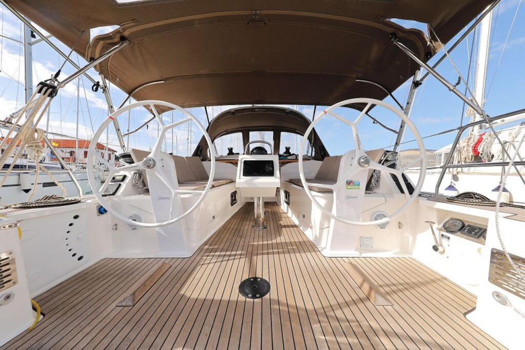Sailing yacht 