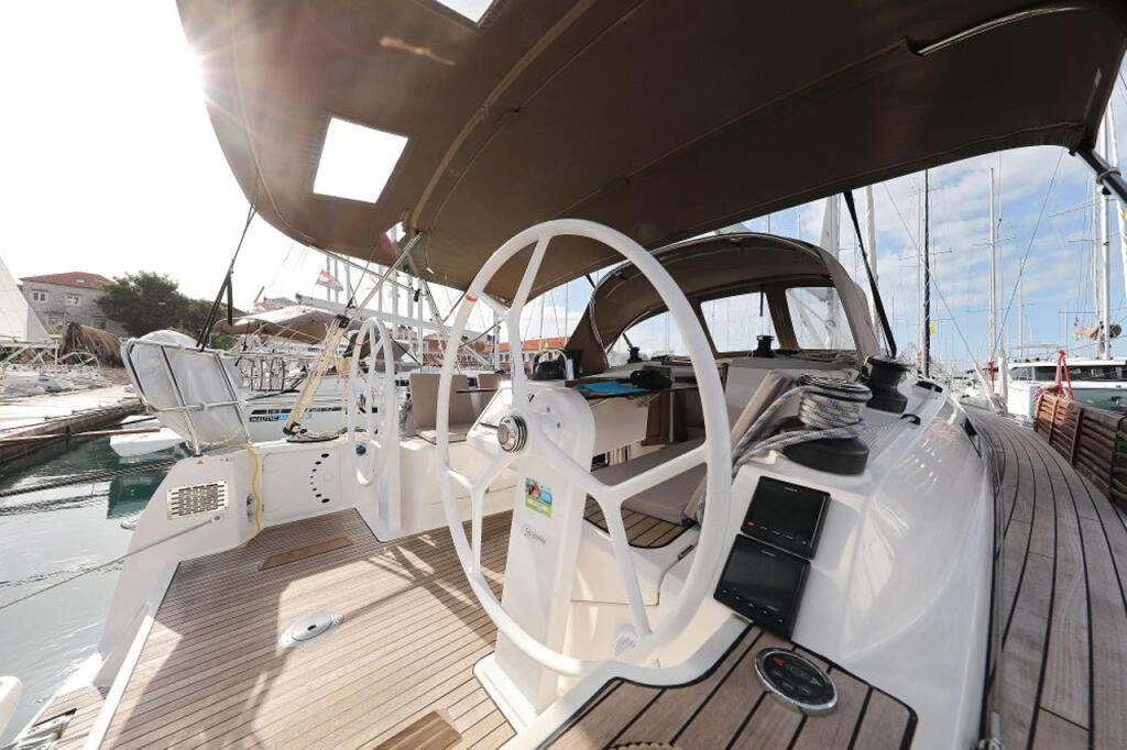 Sailing yacht 