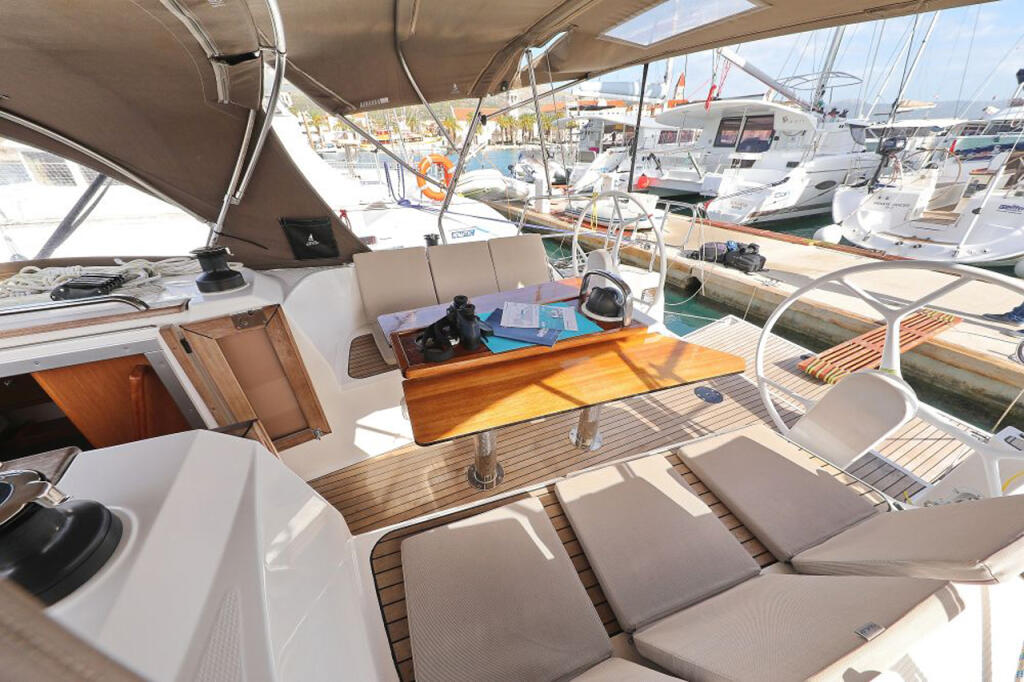 Sailing yacht 
