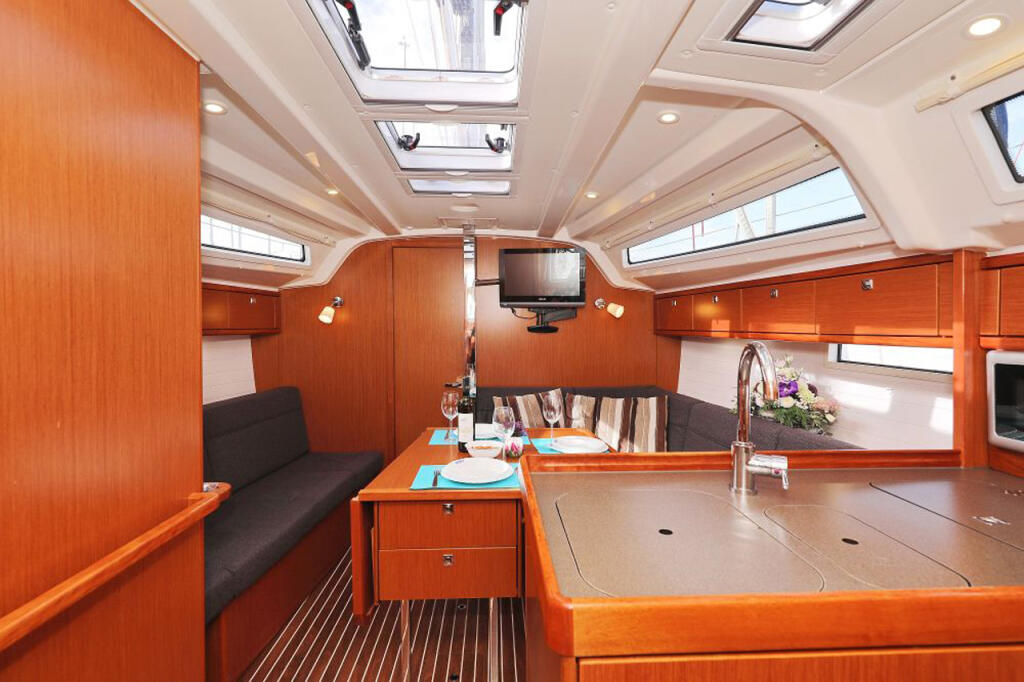Sailing yacht 