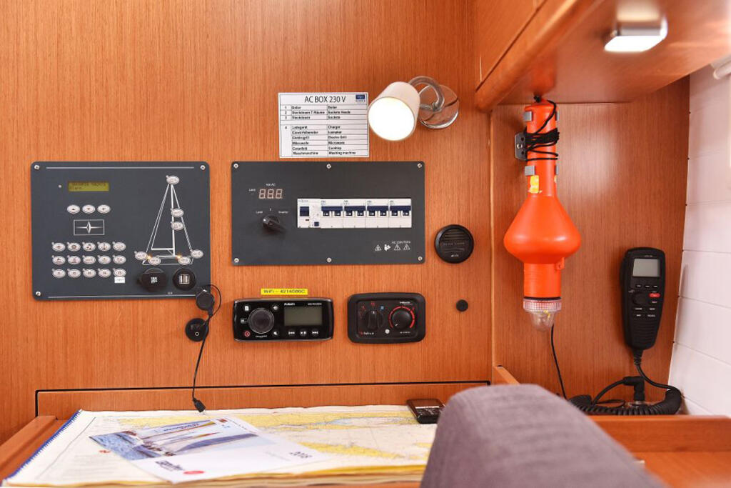Sailing yacht 