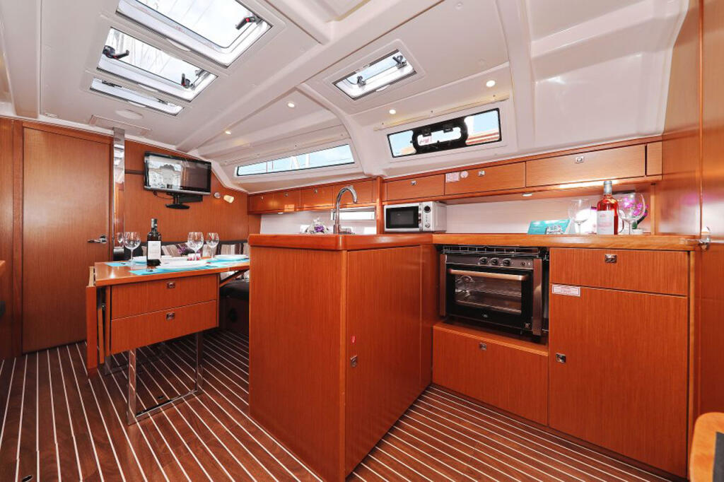 Sailing yacht 
