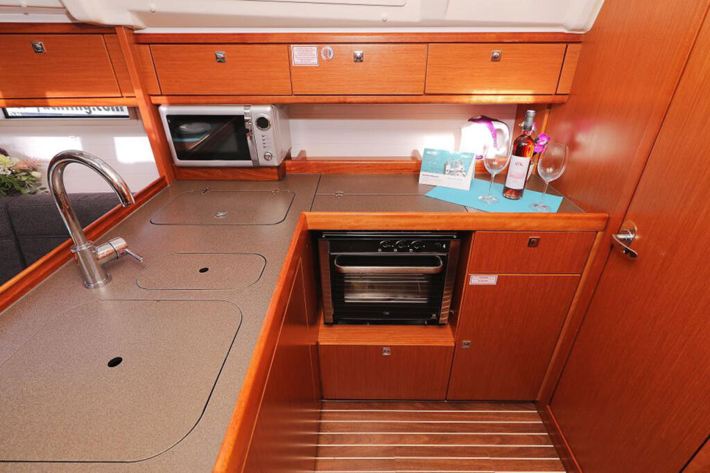 Sailing yacht 
