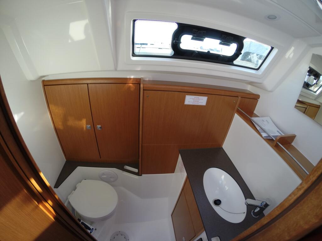 Sailing yacht 
