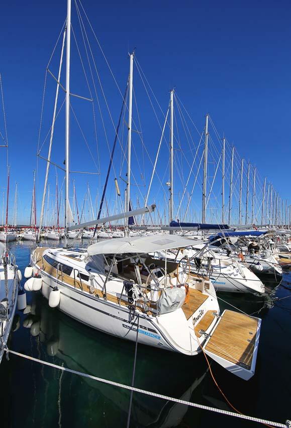 Sailing yacht 