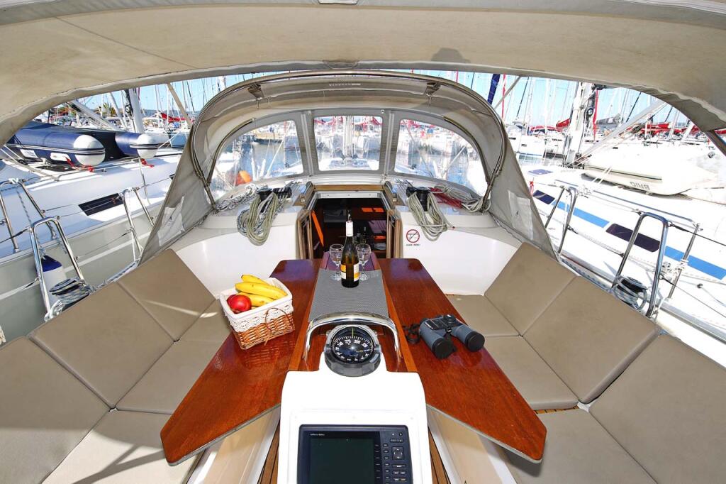 Sailing yacht 
