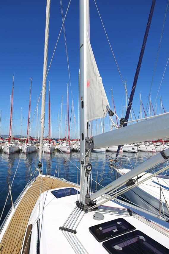 Sailing yacht 