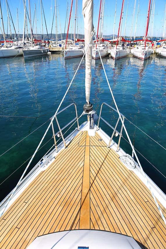 Sailing yacht 