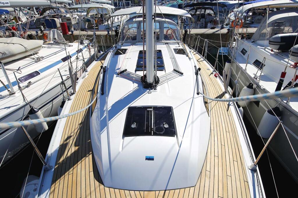 Sailing yacht 
