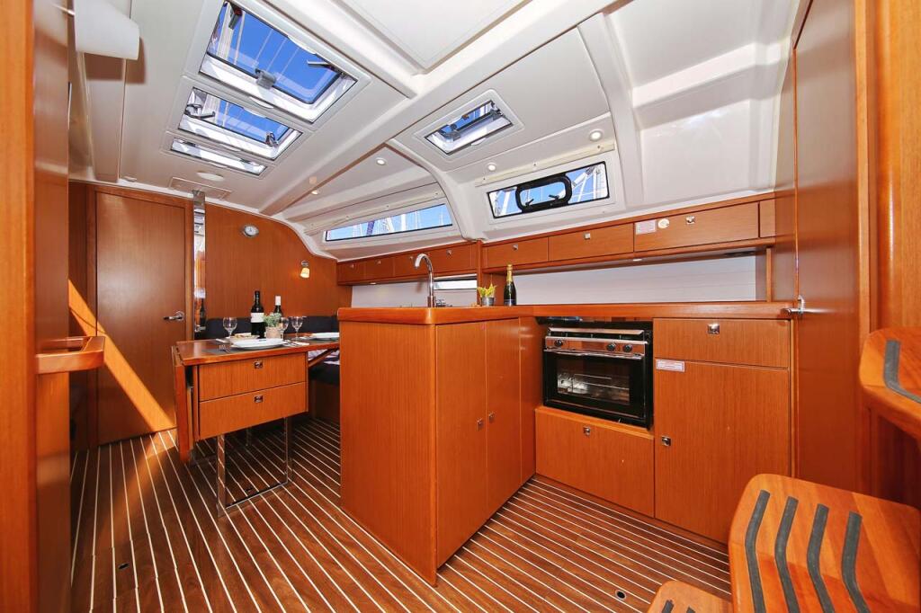 Sailing yacht 