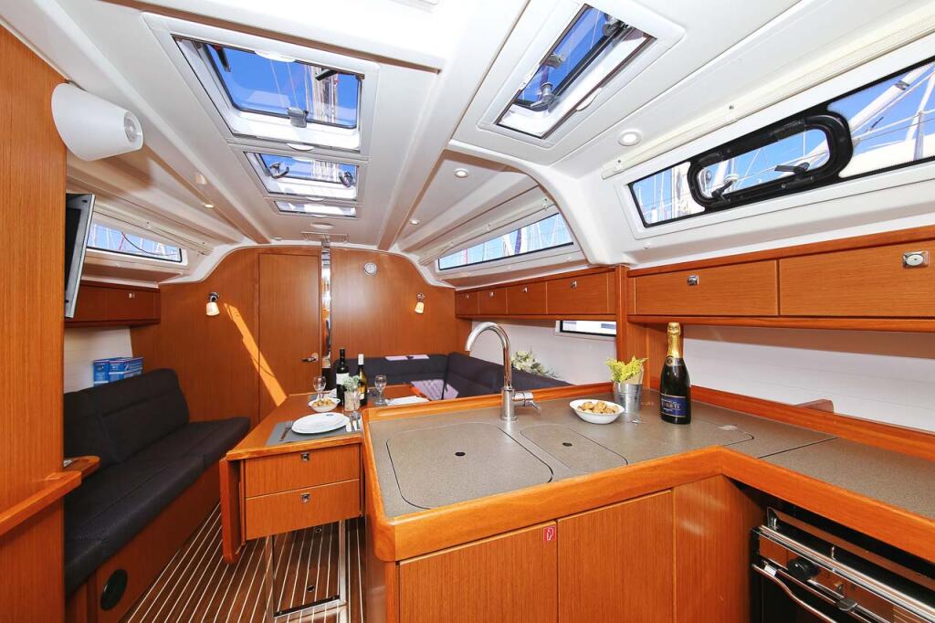 Sailing yacht 
