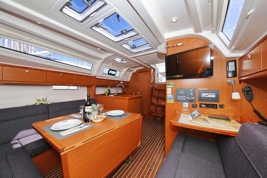 Sailing yacht 