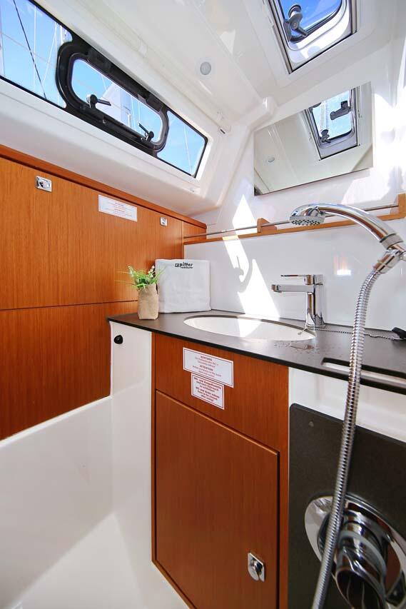 Sailing yacht 