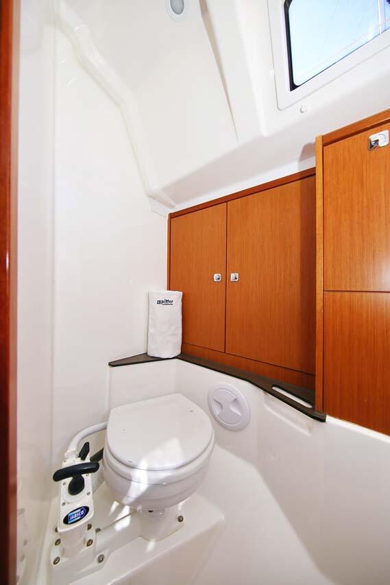 Sailing yacht 