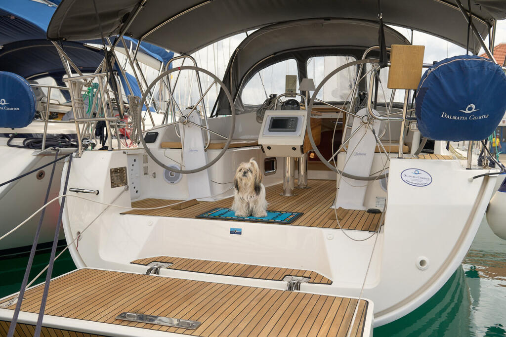 Sailing yacht 