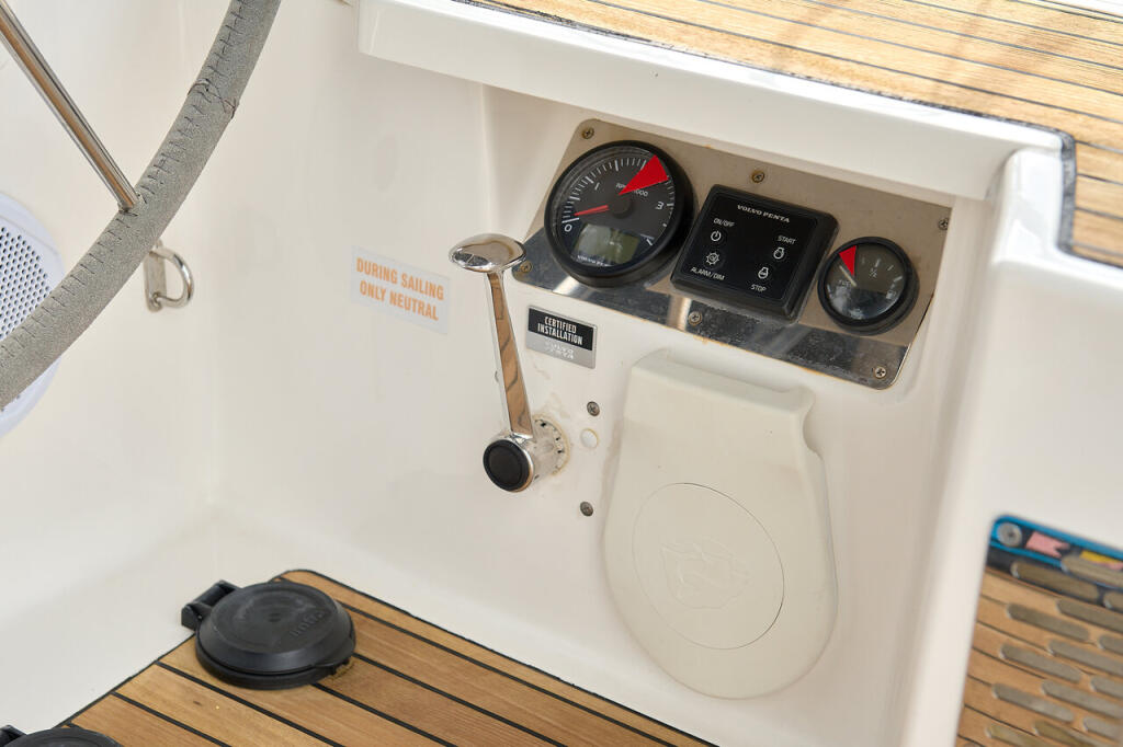 Sailing yacht 