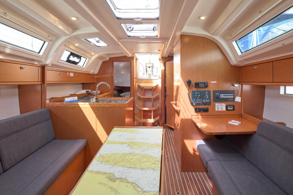 Sailing yacht 