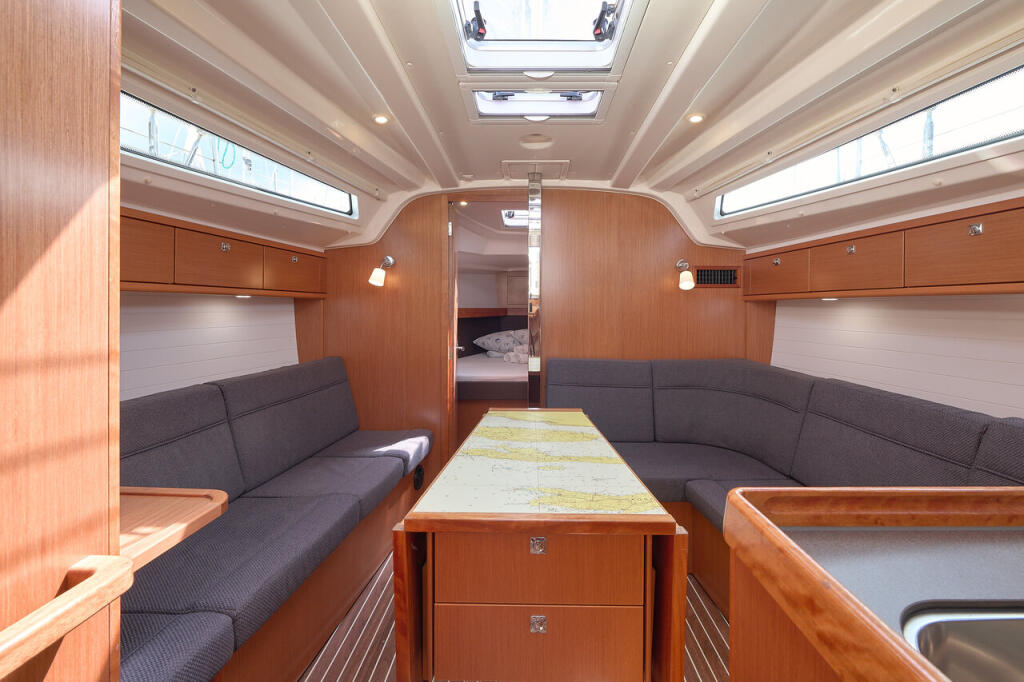 Sailing yacht 