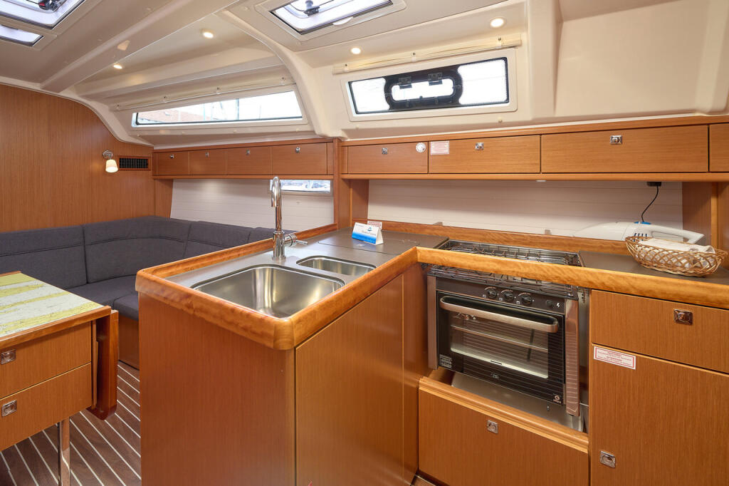 Sailing yacht 