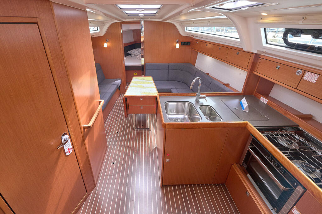 Sailing yacht 