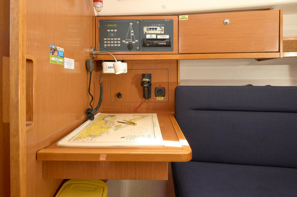 Sailing yacht 