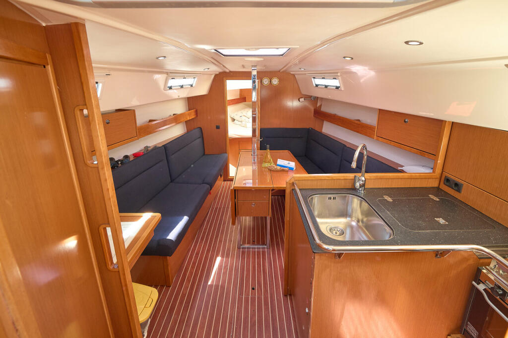 Sailing yacht 