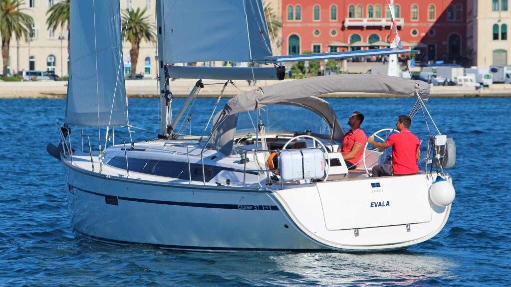 Sailing yacht 