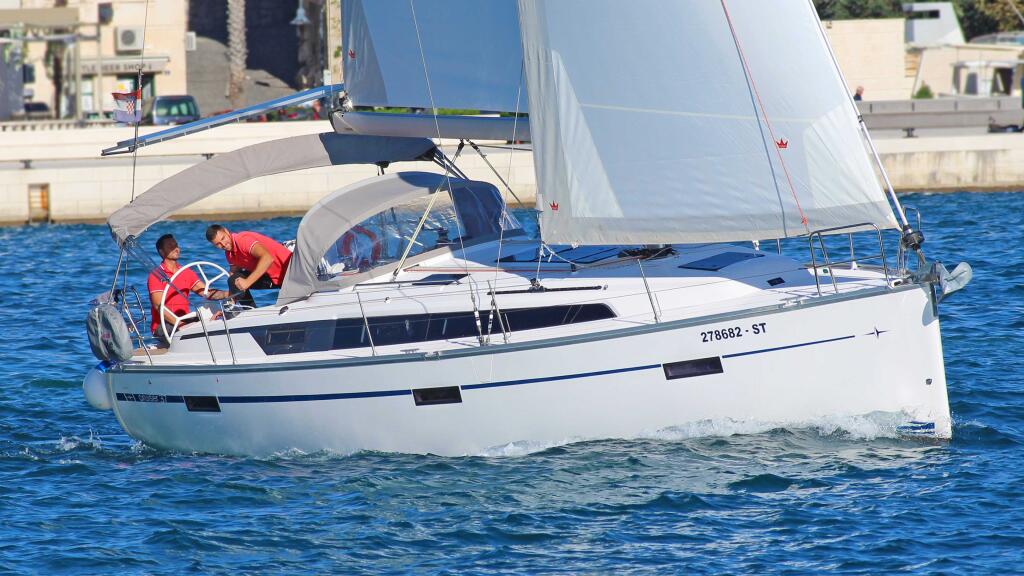 Sailing yacht 