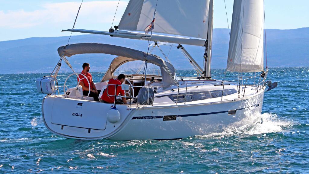 Sailing yacht 