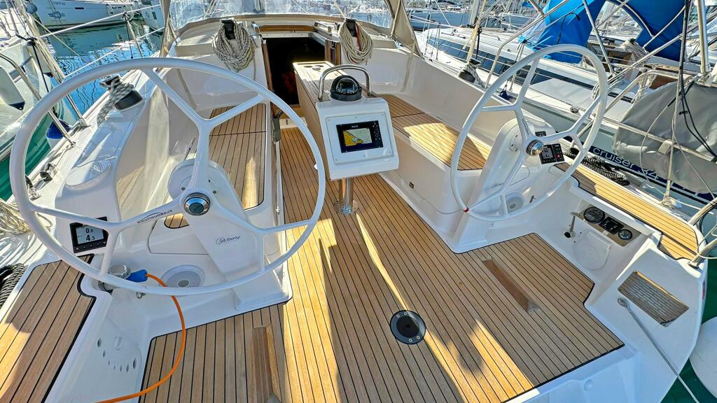 Sailing yacht 