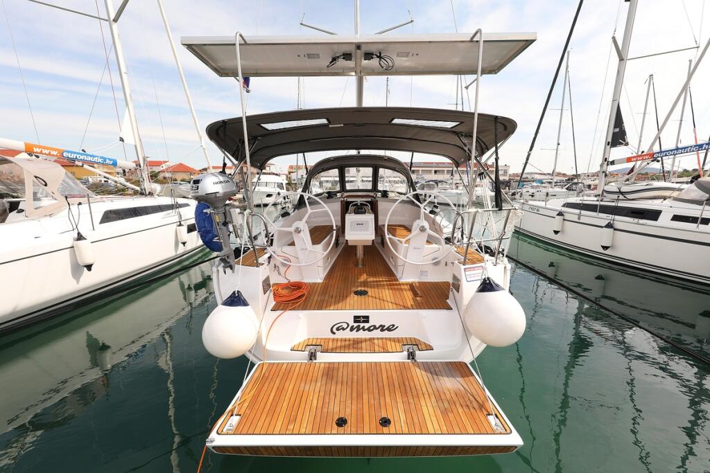 Sailing yacht 
