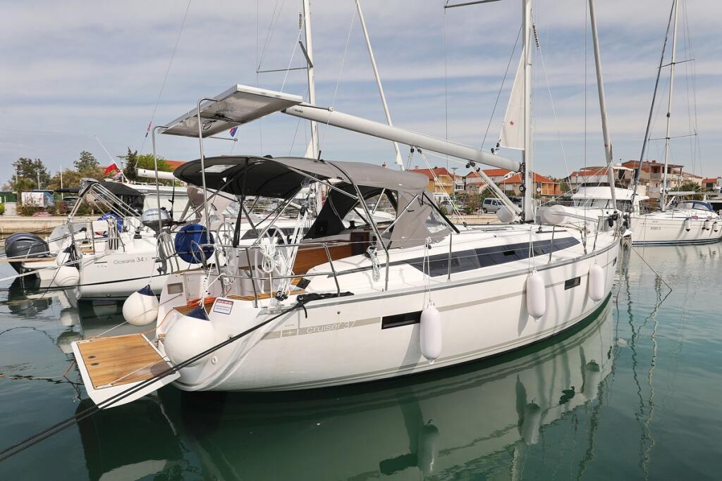 Sailing yacht 