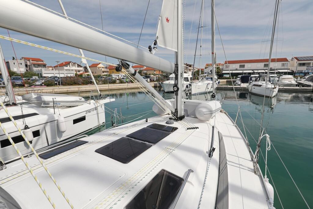 Sailing yacht 