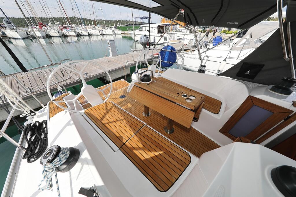 Sailing yacht 