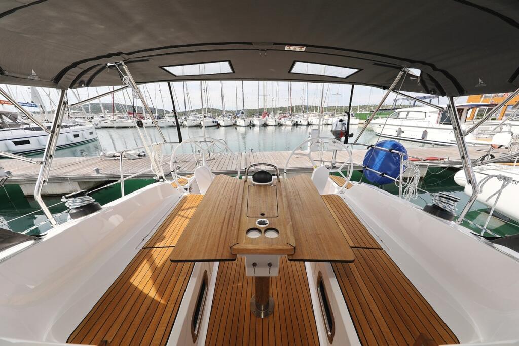 Sailing yacht 