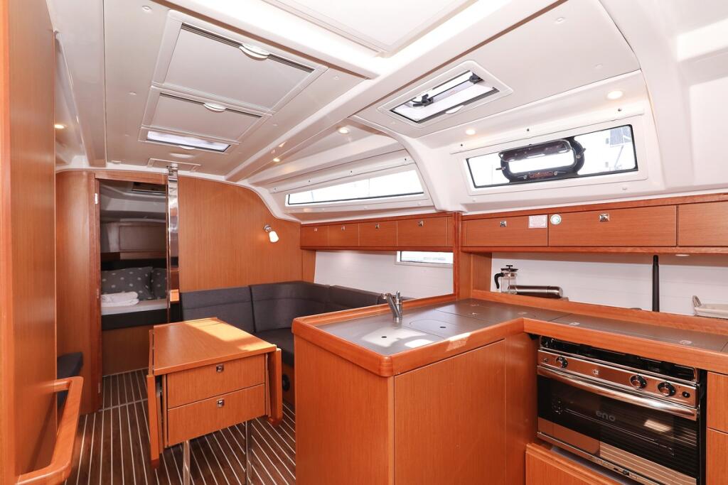 Sailing yacht 