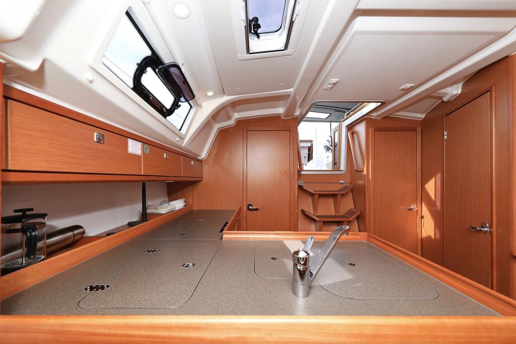 Sailing yacht 